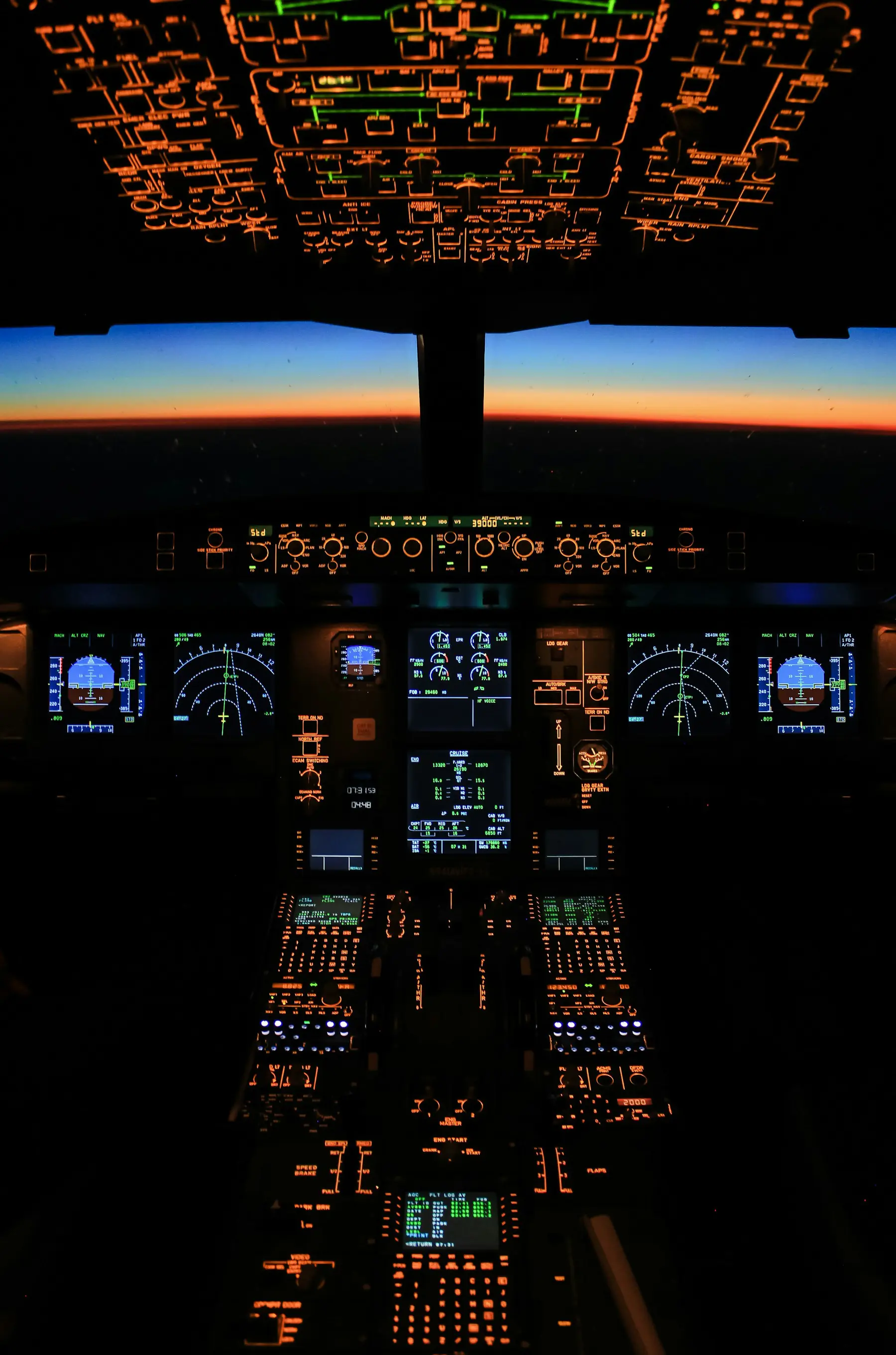 Poste de pilotage d'un avion de ligne, écrans allumés