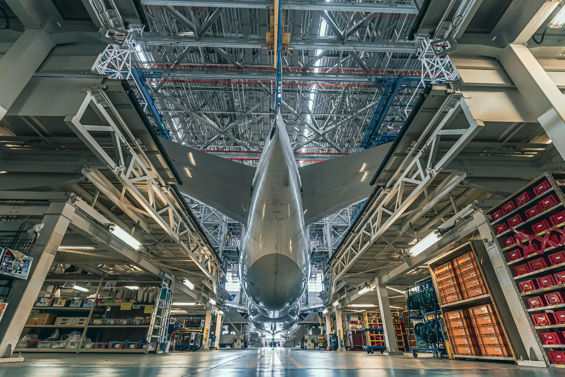 Avion de ligne en cours d'assemblage dans un hangar