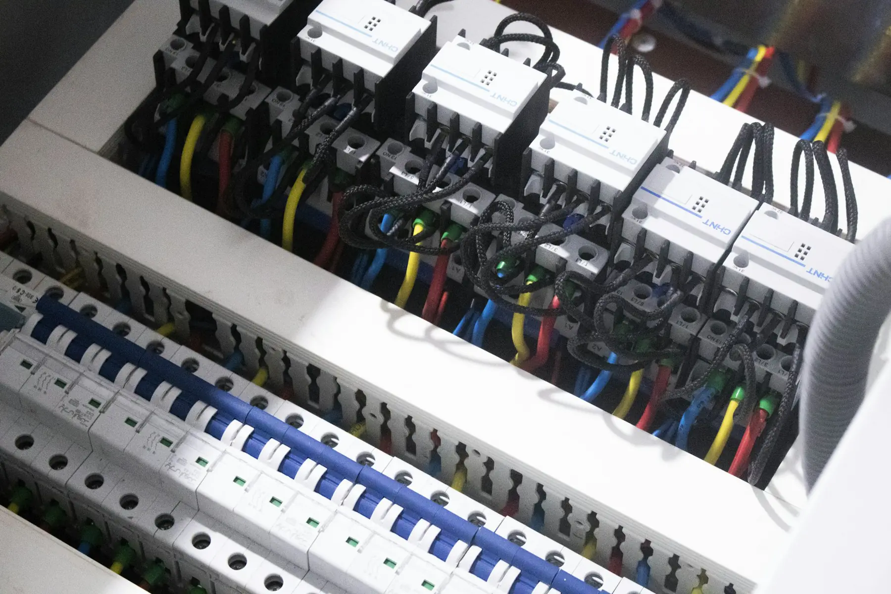 Tableau de distribution câblé proprement, circuits repérés