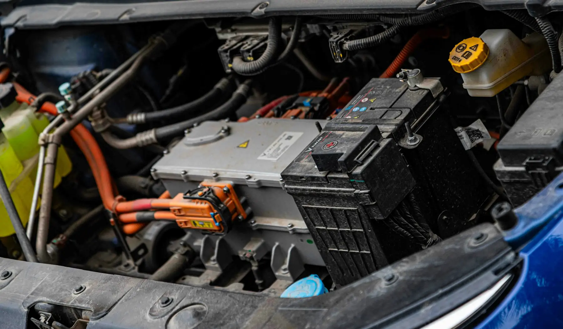 Compartiment d'un véhicule électrique avec câbles haute tension orange