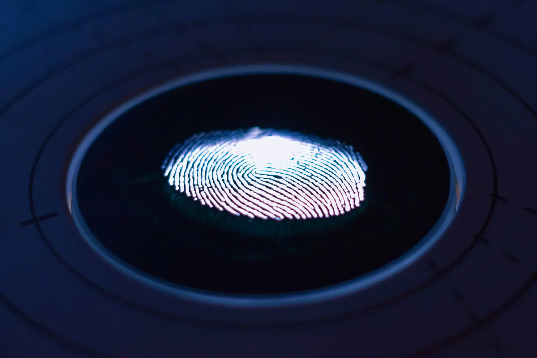 Empreinte digitale lumineuse sur un capteur