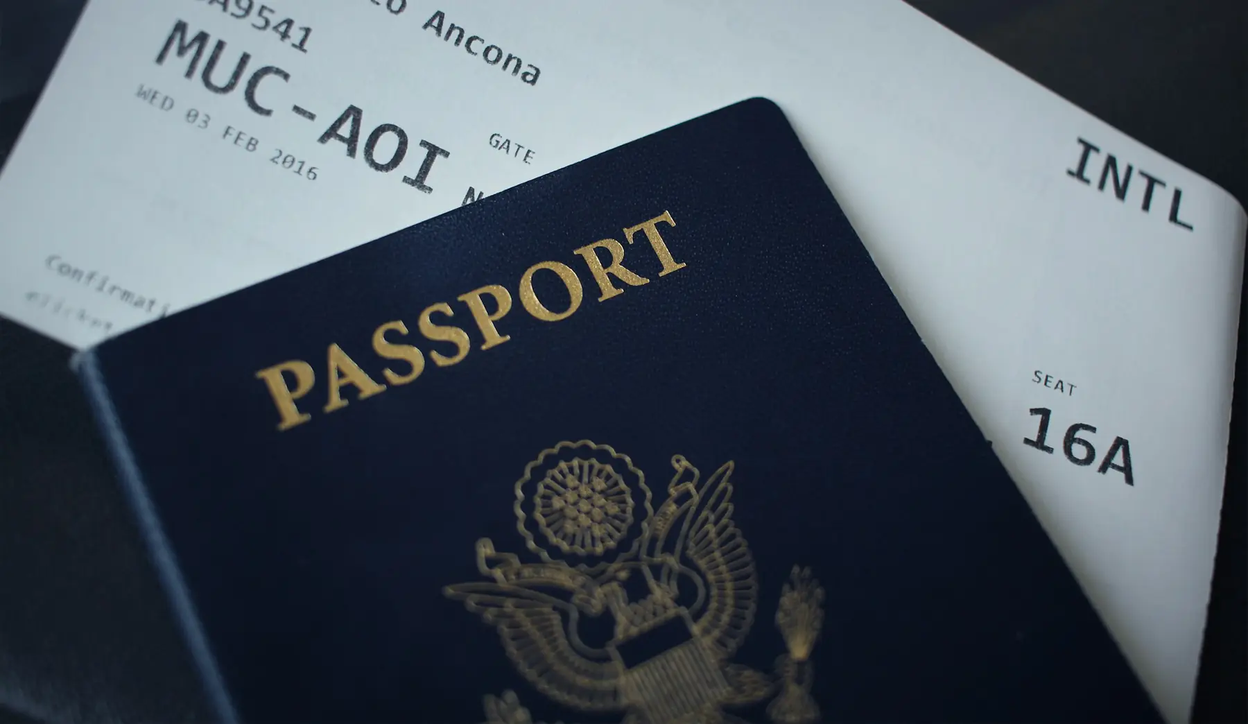 Passeport posé sur une carte d'embarquement
