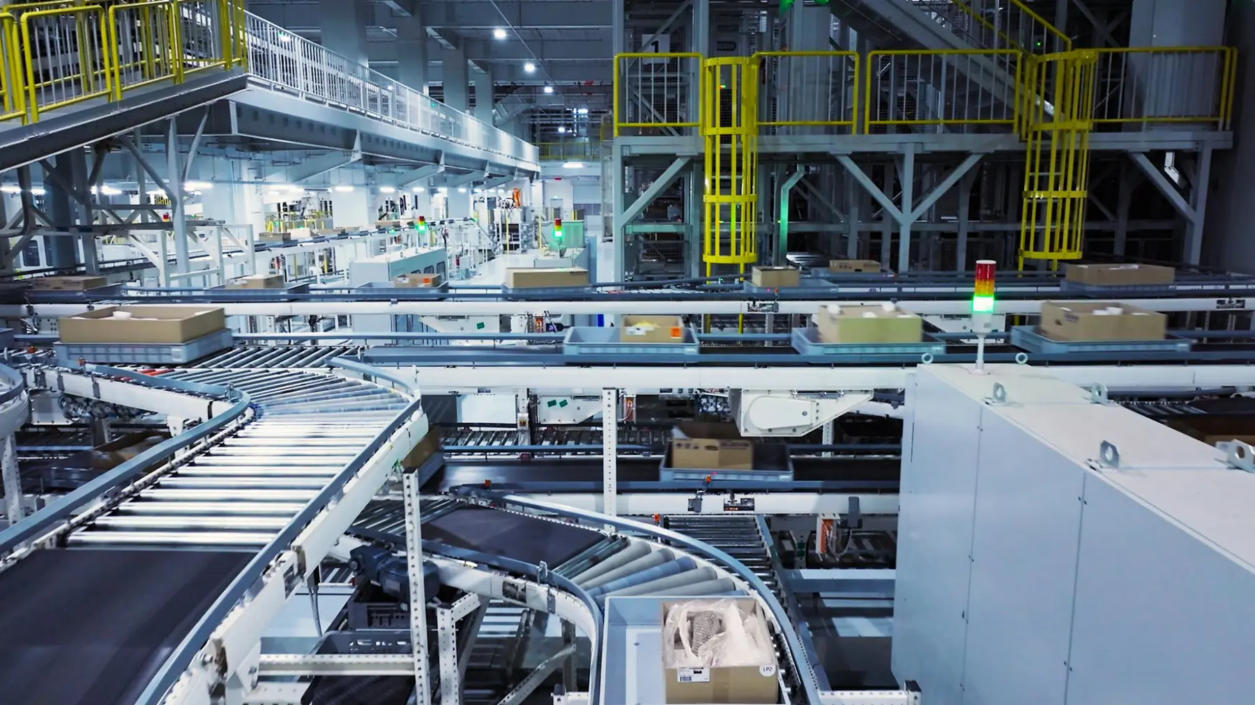 Usine automatisée avec convoyeurs