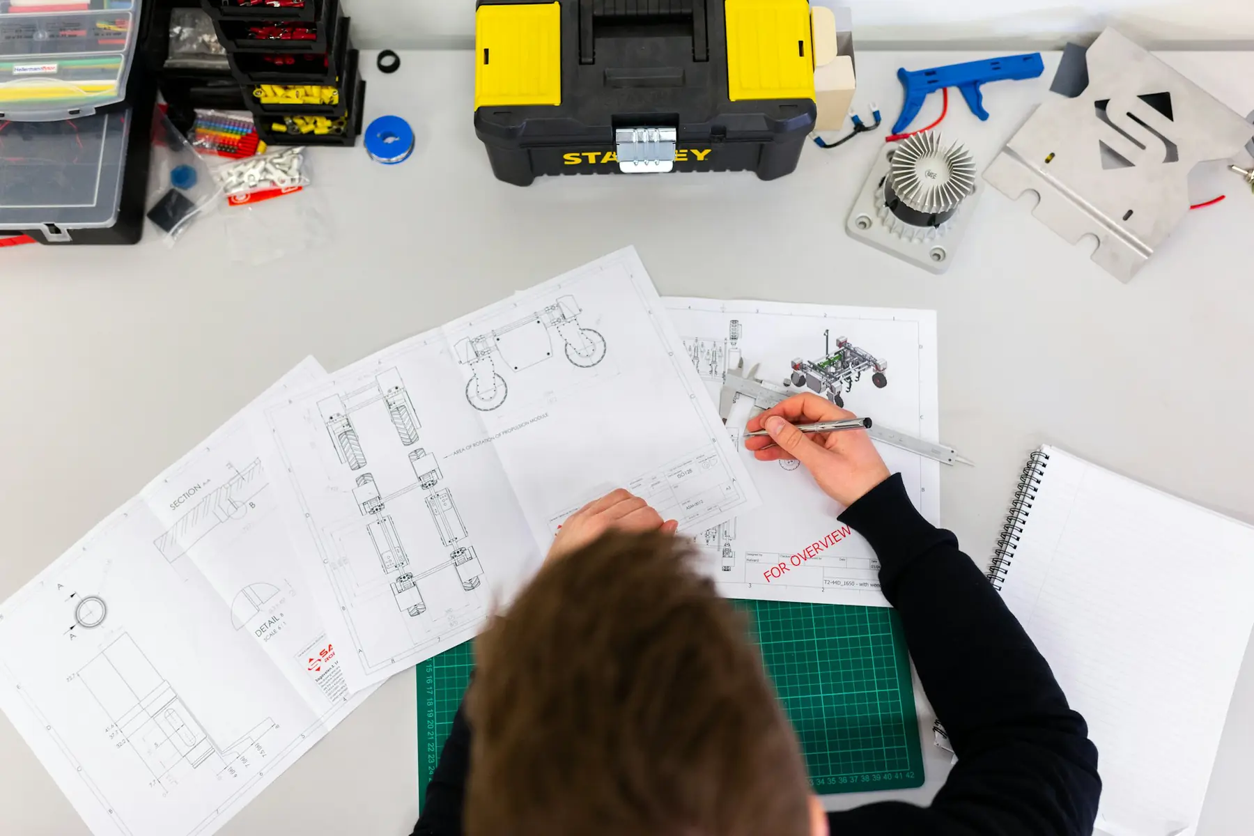 Ingénieur mesurant un plan technique