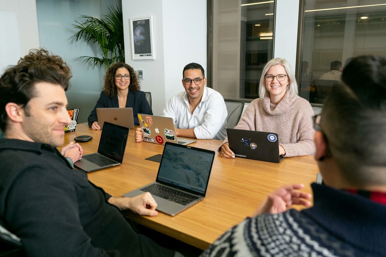 Équipe au travail autour d'ordinateurs portables